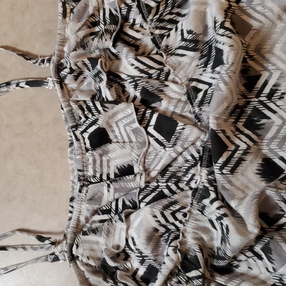 SO Women's tank top with ruffle design and removable straps.  Size large - Picture 7 of 11